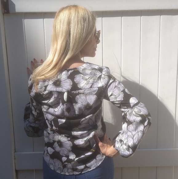 New Floral Sexy Faux Wrap Blouse Small - Picture 3 of 6